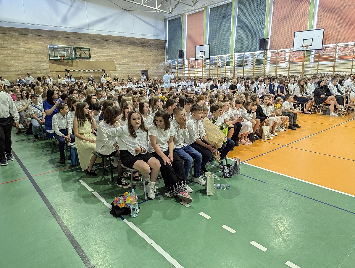 Zakończenie roku szkolnego w Szkole Podstawowej nr 5 w Ostrołęce [21.05.2024] - zdjęcie #107 - eOstroleka.pl