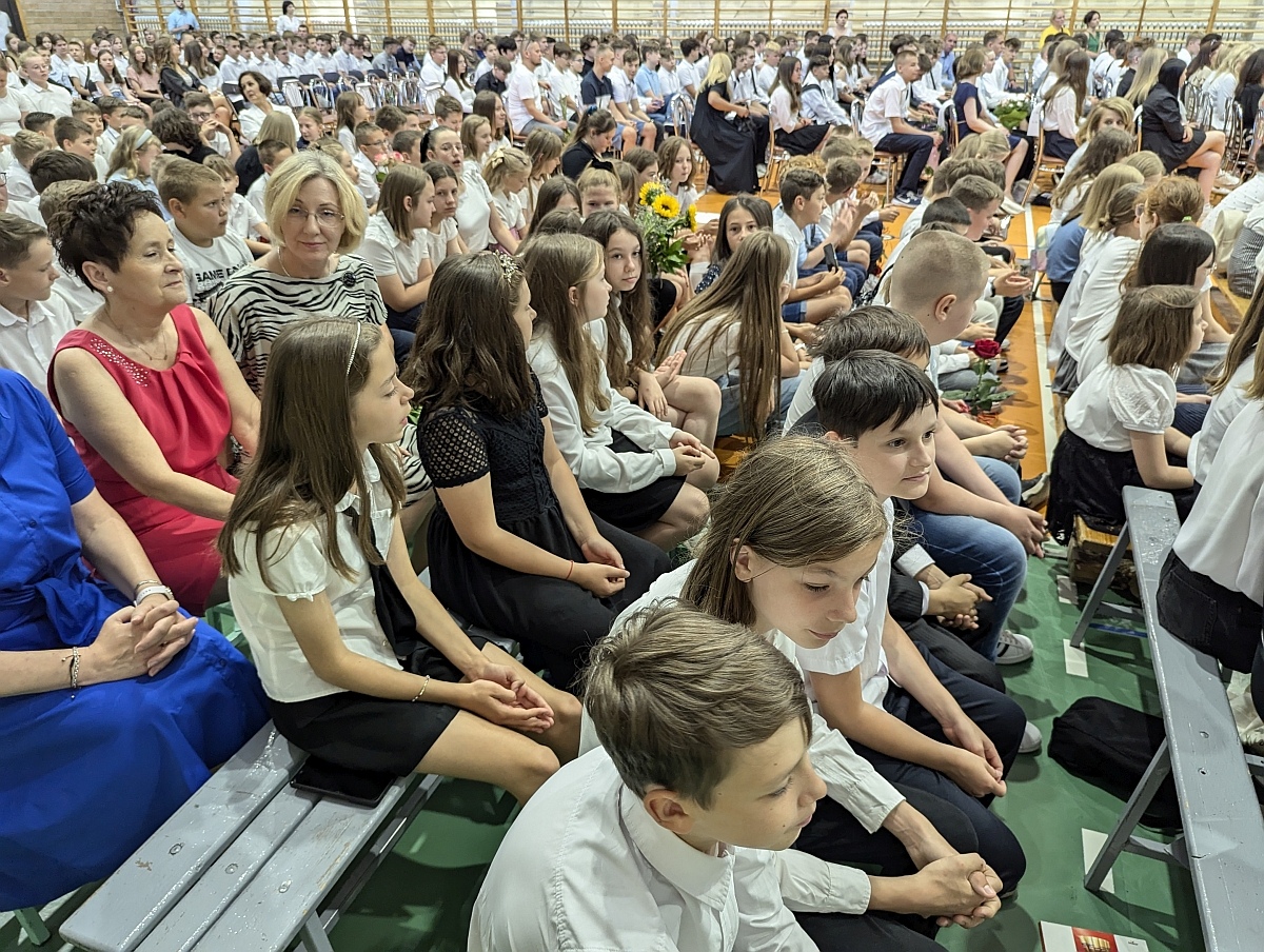 Zakończenie roku szkolnego w Szkole Podstawowej nr 5 w Ostrołęce [21.05.2024] - zdjęcie #101 - eOstroleka.pl