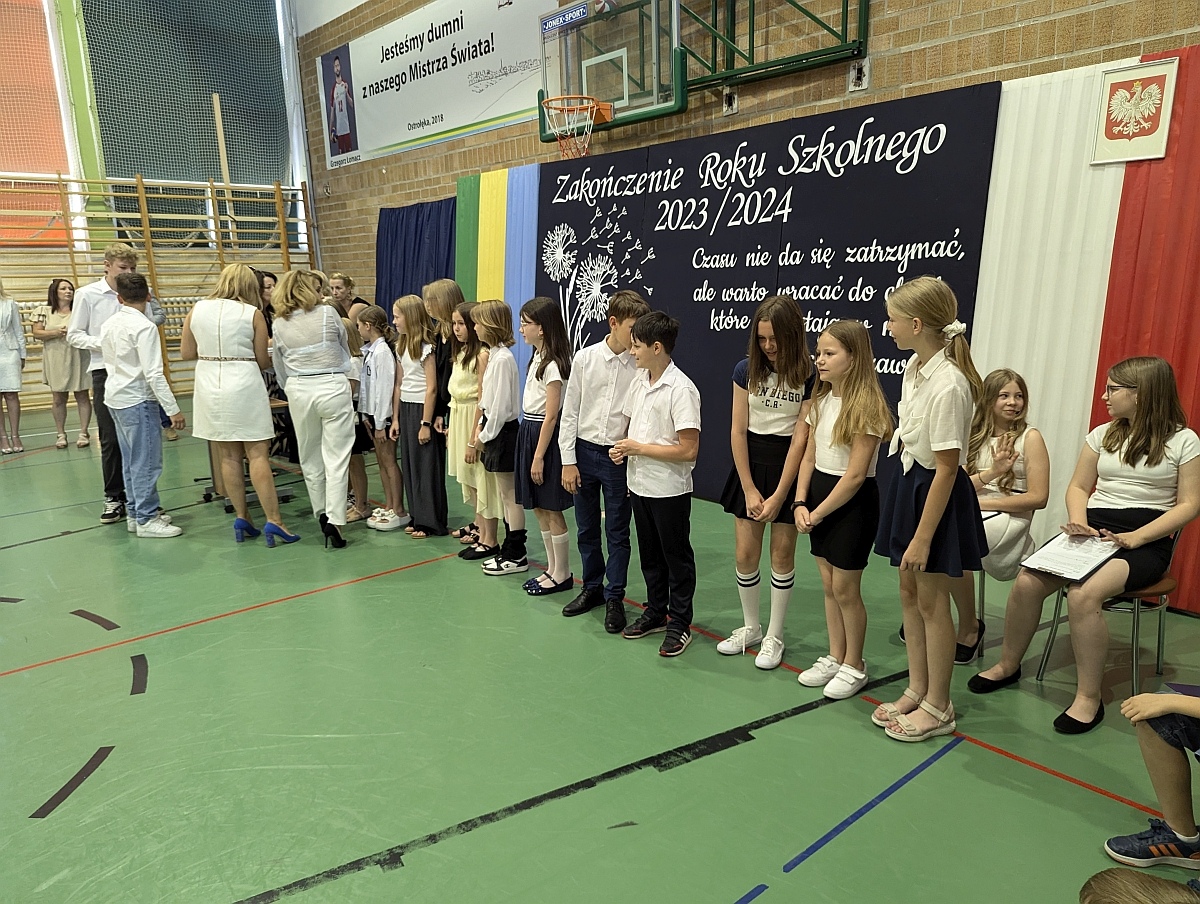Zakończenie roku szkolnego w Szkole Podstawowej nr 5 w Ostrołęce [21.05.2024] - zdjęcie #45 - eOstroleka.pl