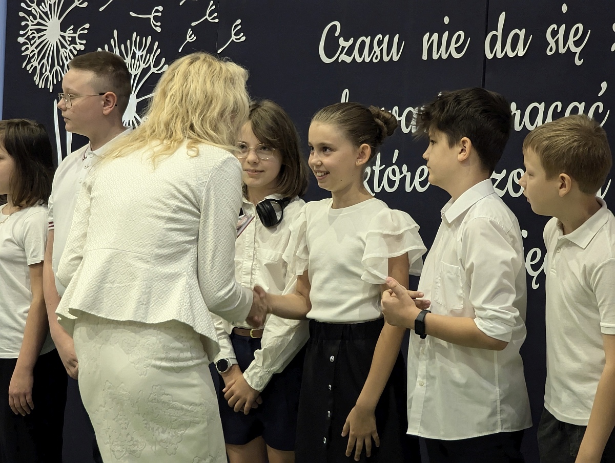 Zakończenie roku szkolnego w Szkole Podstawowej nr 5 w Ostrołęce [21.05.2024] - zdjęcie #40 - eOstroleka.pl