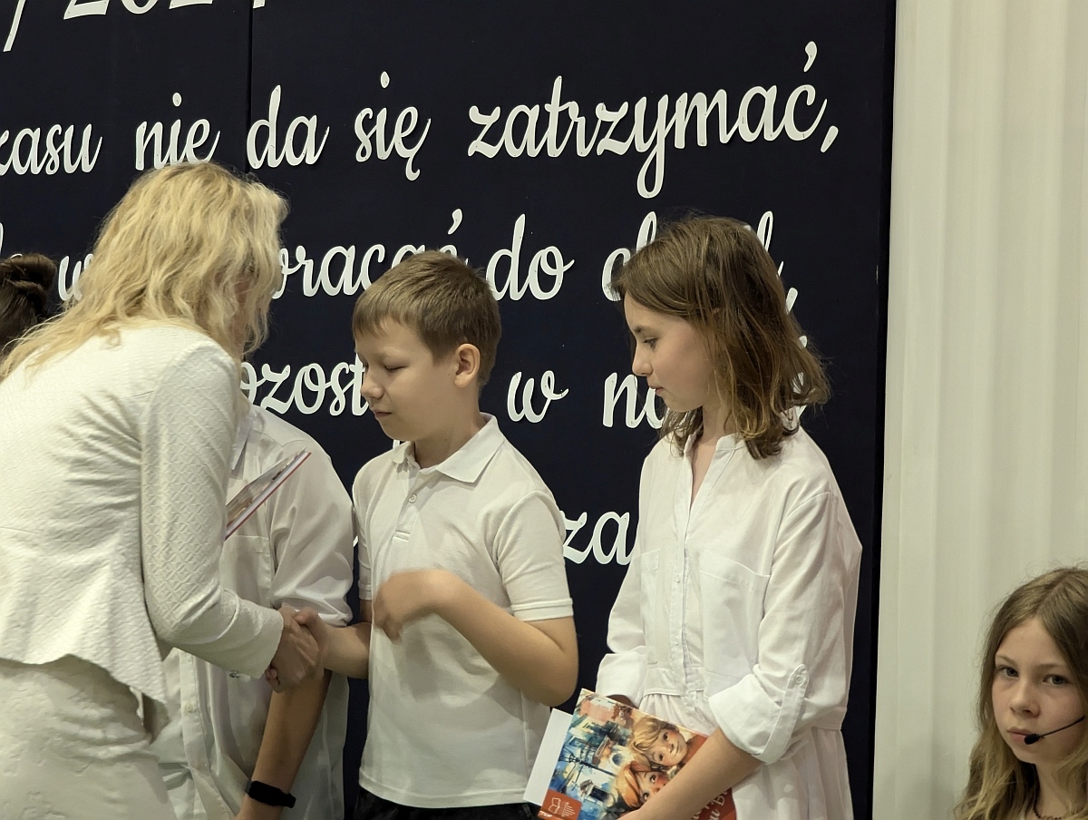 Zakończenie roku szkolnego w Szkole Podstawowej nr 5 w Ostrołęce [21.05.2024] - zdjęcie #39 - eOstroleka.pl