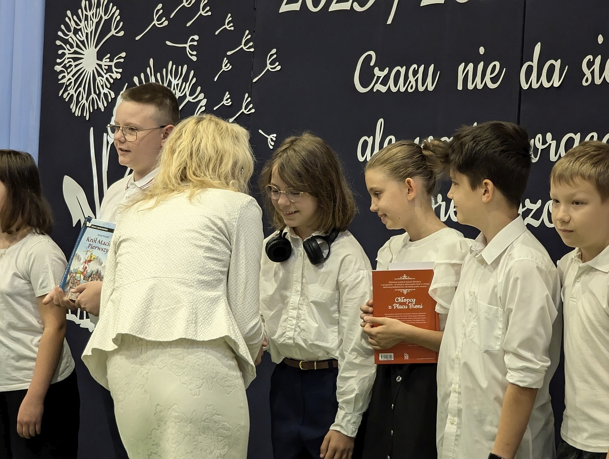Zakończenie roku szkolnego w Szkole Podstawowej nr 5 w Ostrołęce [21.05.2024] - zdjęcie #37 - eOstroleka.pl