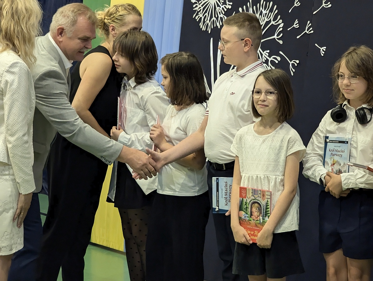 Zakończenie roku szkolnego w Szkole Podstawowej nr 5 w Ostrołęce [21.05.2024] - zdjęcie #33 - eOstroleka.pl