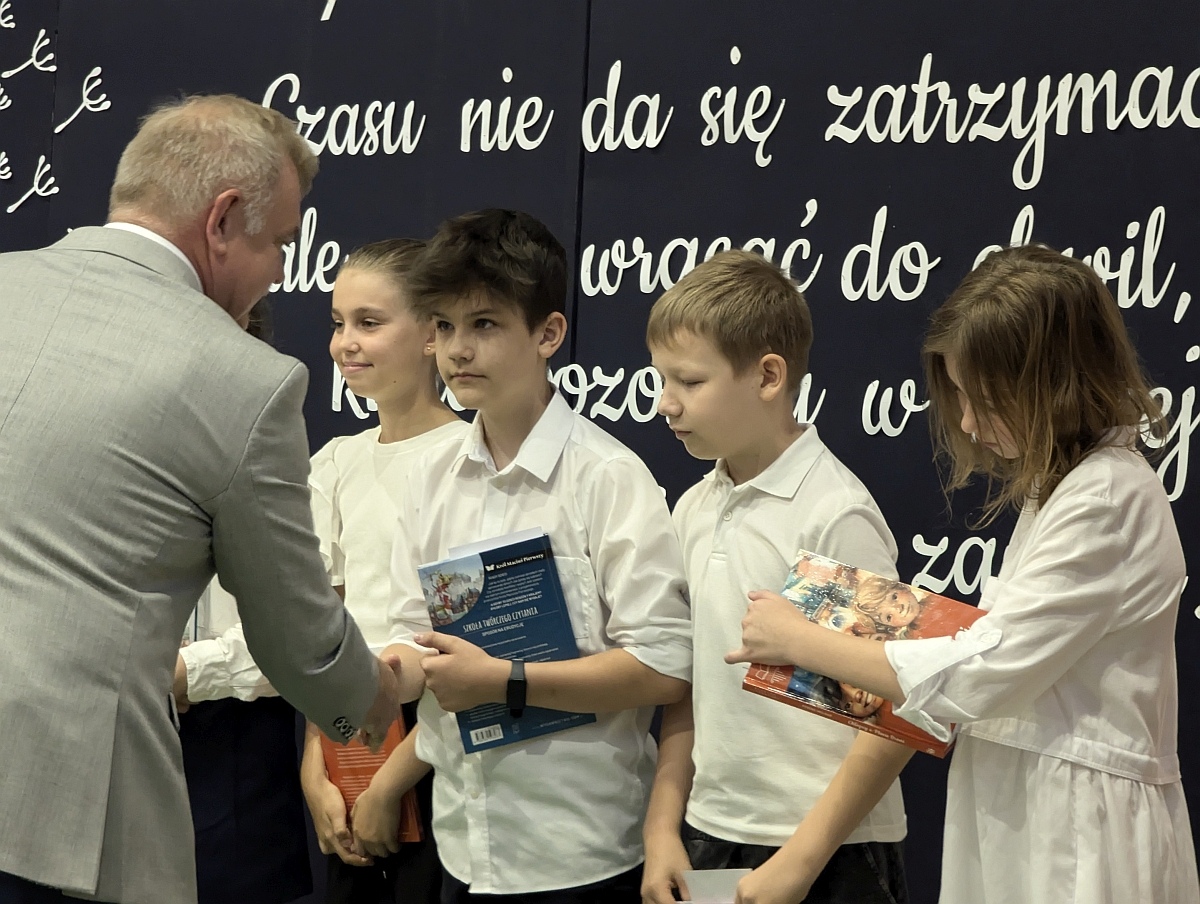 Zakończenie roku szkolnego w Szkole Podstawowej nr 5 w Ostrołęce [21.05.2024] - zdjęcie #31 - eOstroleka.pl