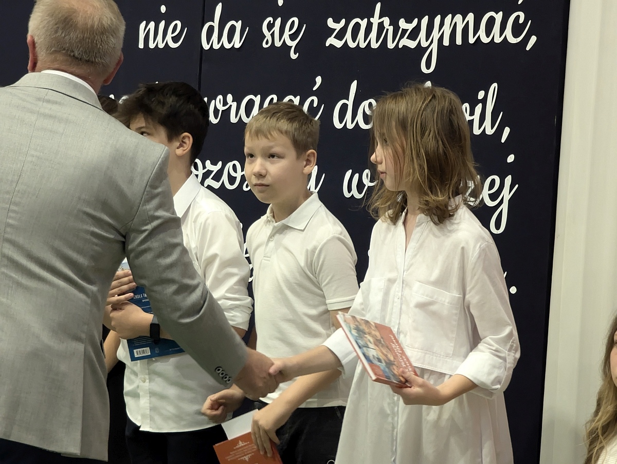 Zakończenie roku szkolnego w Szkole Podstawowej nr 5 w Ostrołęce [21.05.2024] - zdjęcie #30 - eOstroleka.pl