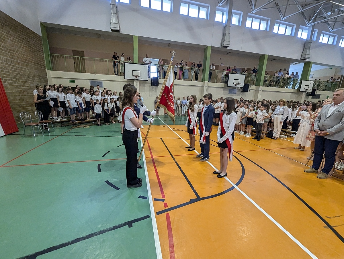 Zakończenie roku szkolnego w Szkole Podstawowej nr 5 w Ostrołęce [21.05.2024] - zdjęcie #16 - eOstroleka.pl