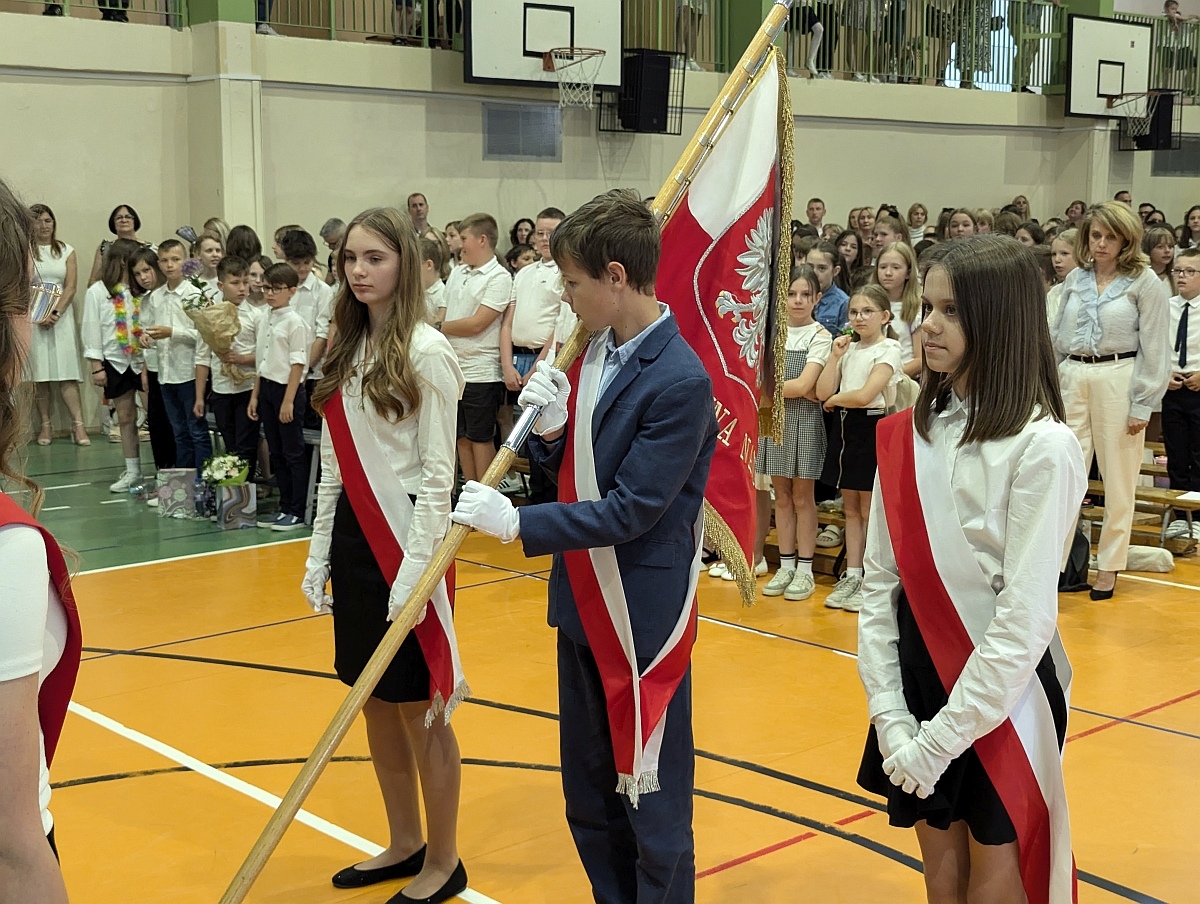 Zakończenie roku szkolnego w Szkole Podstawowej nr 5 w Ostrołęce [21.05.2024] - zdjęcie #6 - eOstroleka.pl