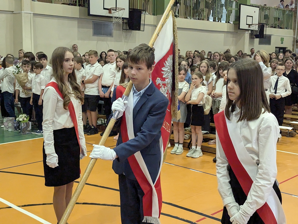 Zakończenie roku szkolnego w Szkole Podstawowej nr 5 w Ostrołęce [21.05.2024] - zdjęcie #5 - eOstroleka.pl