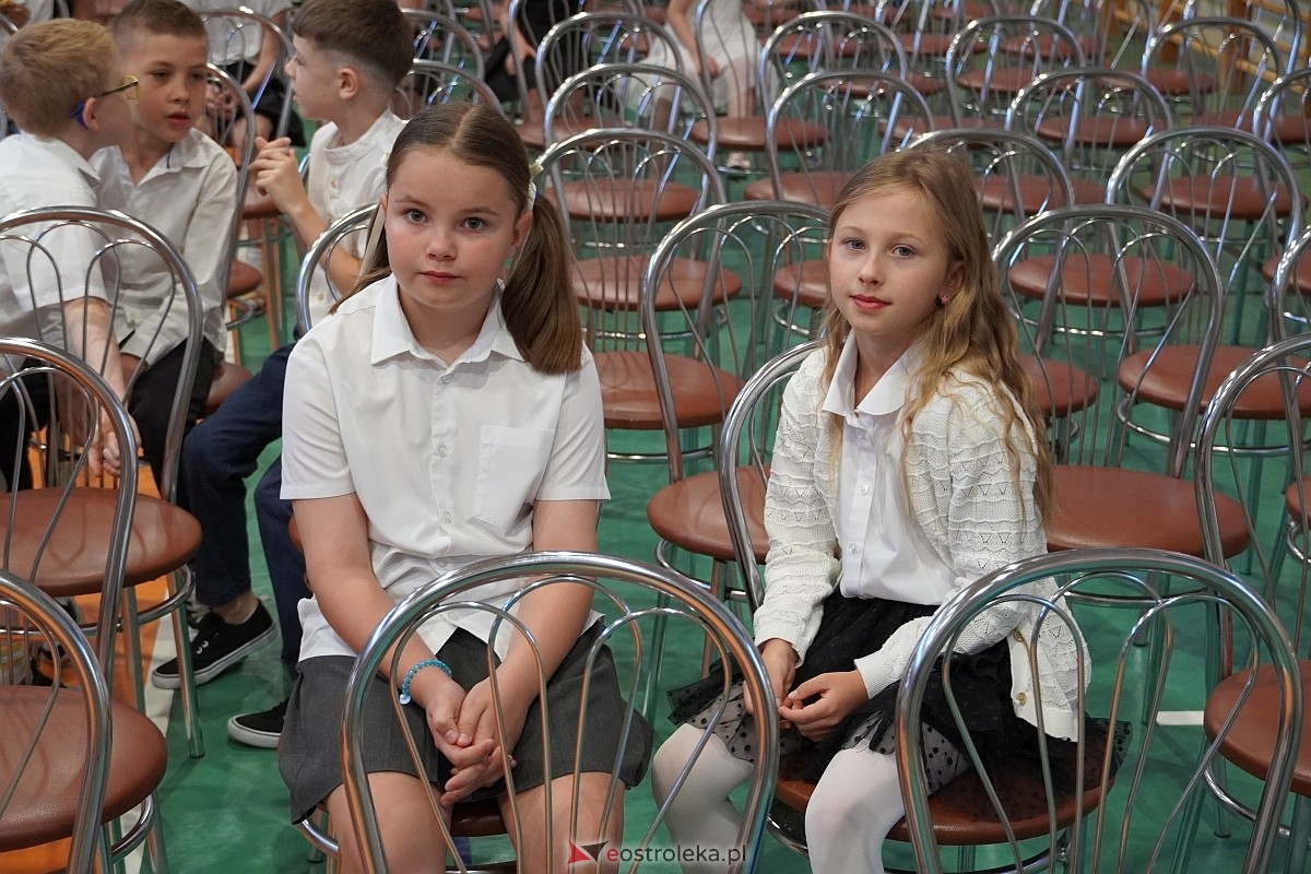 Zakończenie roku szkolnego w Szkole Podstawowej nr 5 w Ostrołęce [21.05.2024] - zdjęcie #217 - eOstroleka.pl