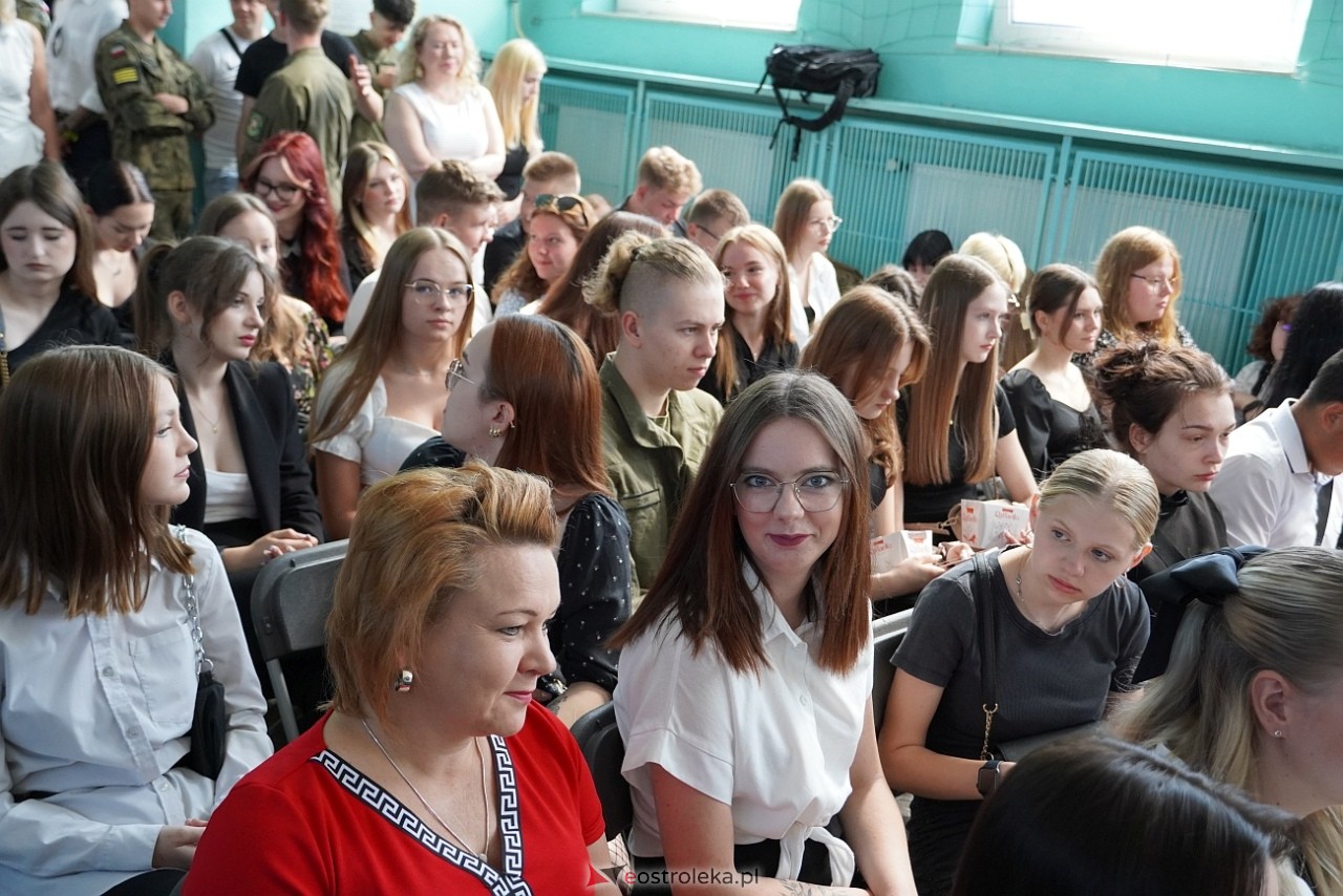 Zakończenie roku szkolnego w Zespole Szkół Zawodowych nr 2 [21.06.2024] - zdjęcie #88 - eOstroleka.pl