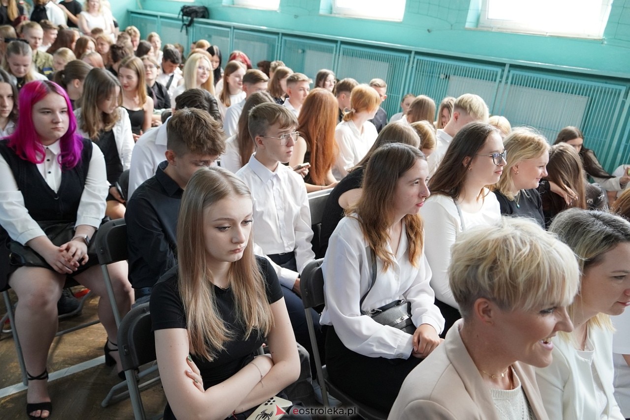 Zakończenie roku szkolnego w Zespole Szkół Zawodowych nr 2 [21.06.2024] - zdjęcie #77 - eOstroleka.pl