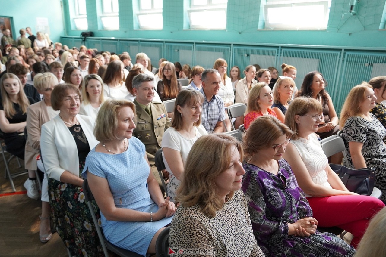 Zakończenie roku szkolnego w Zespole Szkół Zawodowych nr 2 [21.06.2024] - zdjęcie #72 - eOstroleka.pl