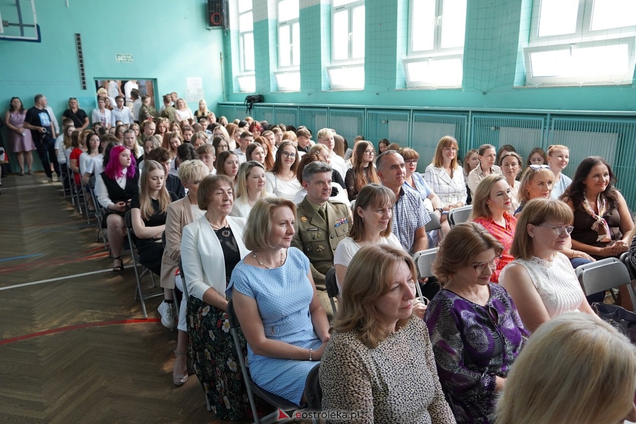 Zakończenie roku szkolnego w Zespole Szkół Zawodowych nr 2 [21.06.2024] - zdjęcie #71 - eOstroleka.pl
