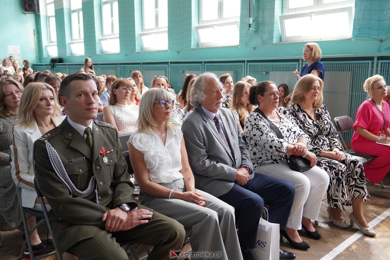 Zakończenie roku szkolnego w Zespole Szkół Zawodowych nr 2 [21.06.2024] - zdjęcie #64 - eOstroleka.pl