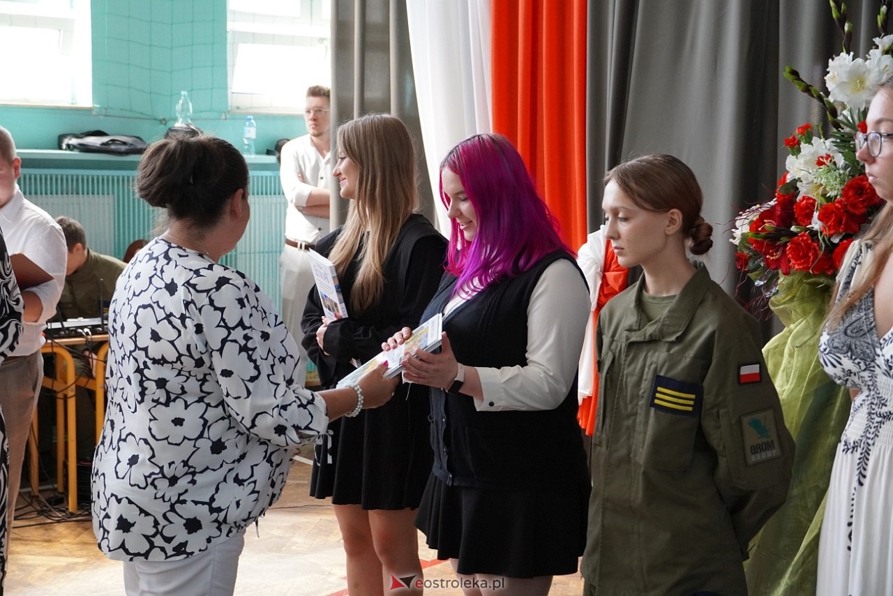 Zakończenie roku szkolnego w Zespole Szkół Zawodowych nr 2 [21.06.2024] - zdjęcie #28 - eOstroleka.pl