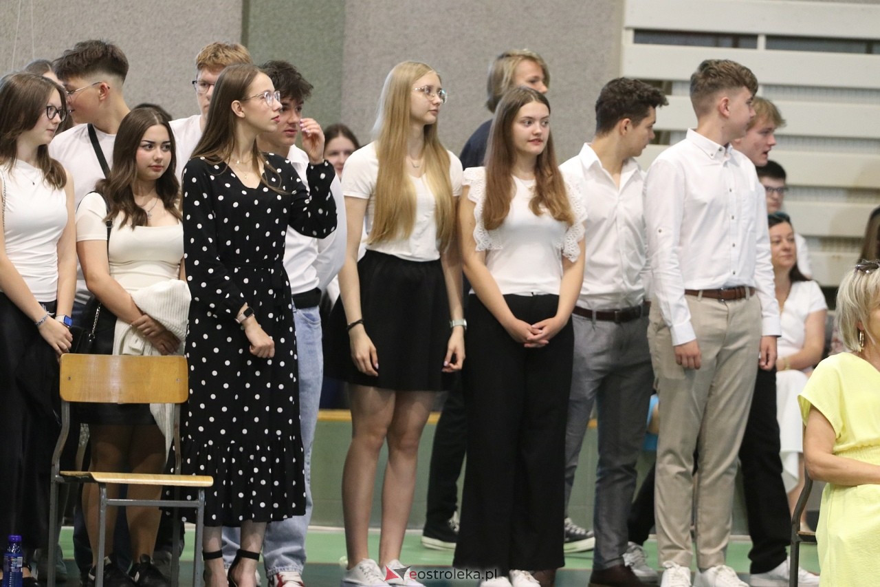 Zakończenie roku szkolnego w III Liceum Ogólnokształcącym w Ostrołęce [21.06.2024] - zdjęcie #99 - eOstroleka.pl
