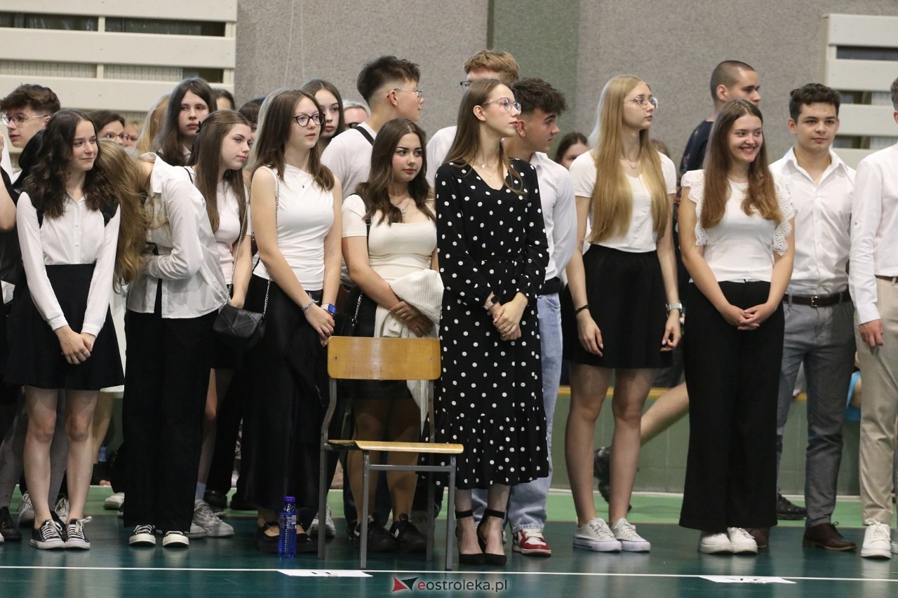 Zakończenie roku szkolnego w III Liceum Ogólnokształcącym w Ostrołęce [21.06.2024] - zdjęcie #98 - eOstroleka.pl