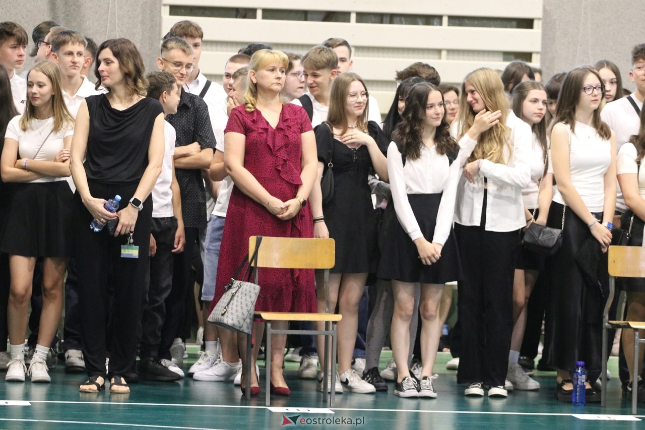 Zakończenie roku szkolnego w III Liceum Ogólnokształcącym w Ostrołęce [21.06.2024] - zdjęcie #97 - eOstroleka.pl
