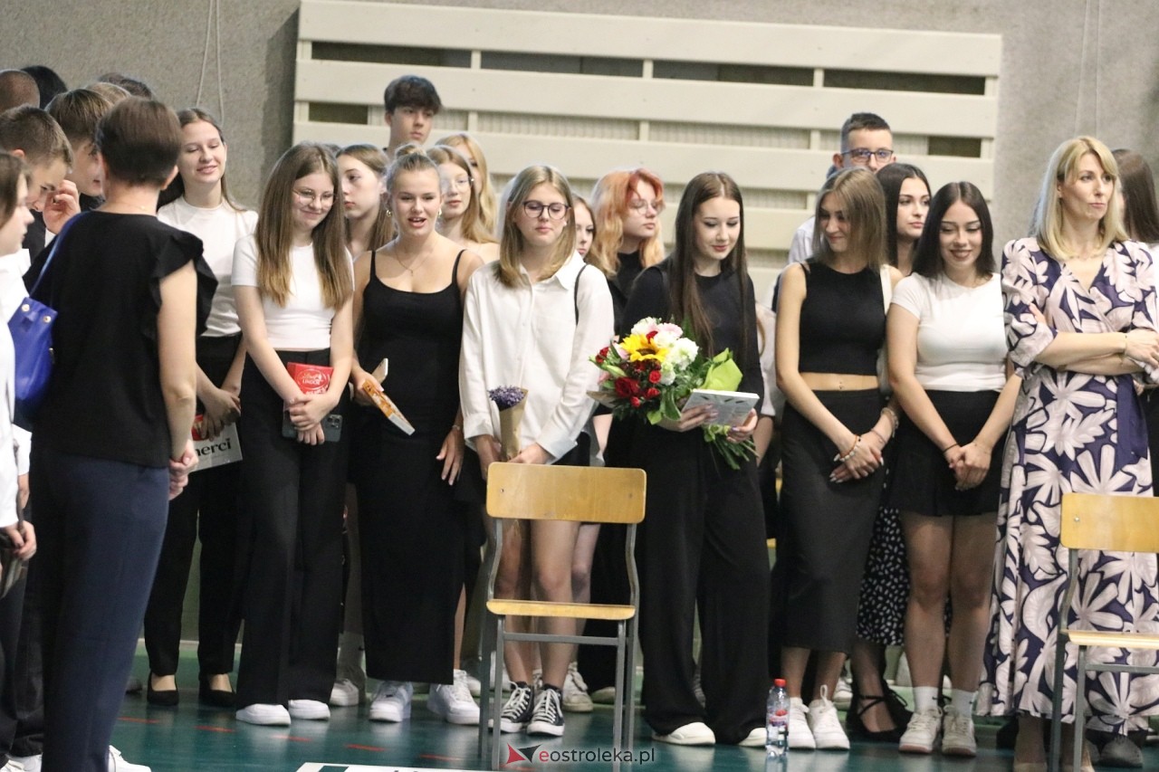 Zakończenie roku szkolnego w III Liceum Ogólnokształcącym w Ostrołęce [21.06.2024] - zdjęcie #95 - eOstroleka.pl