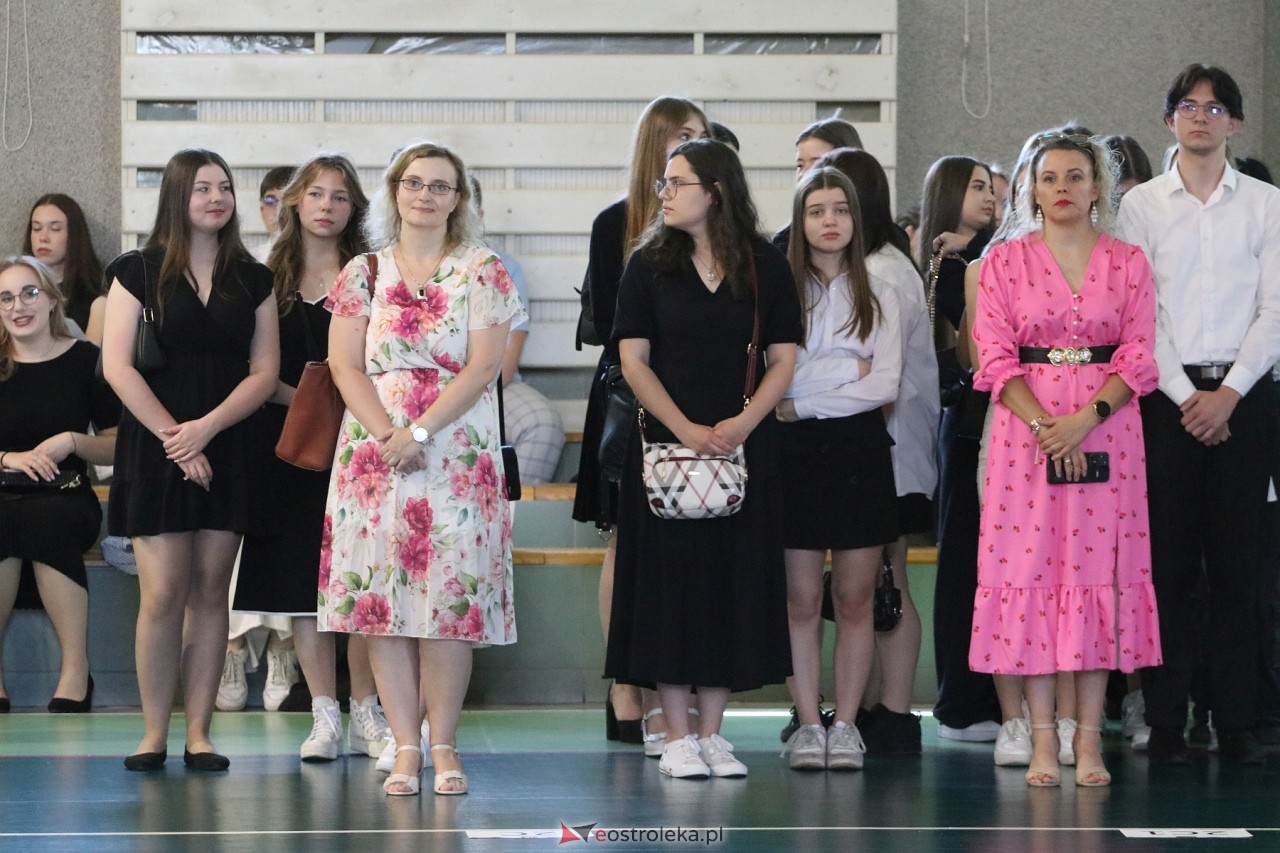 Zakończenie roku szkolnego w III Liceum Ogólnokształcącym w Ostrołęce [21.06.2024] - zdjęcie #93 - eOstroleka.pl