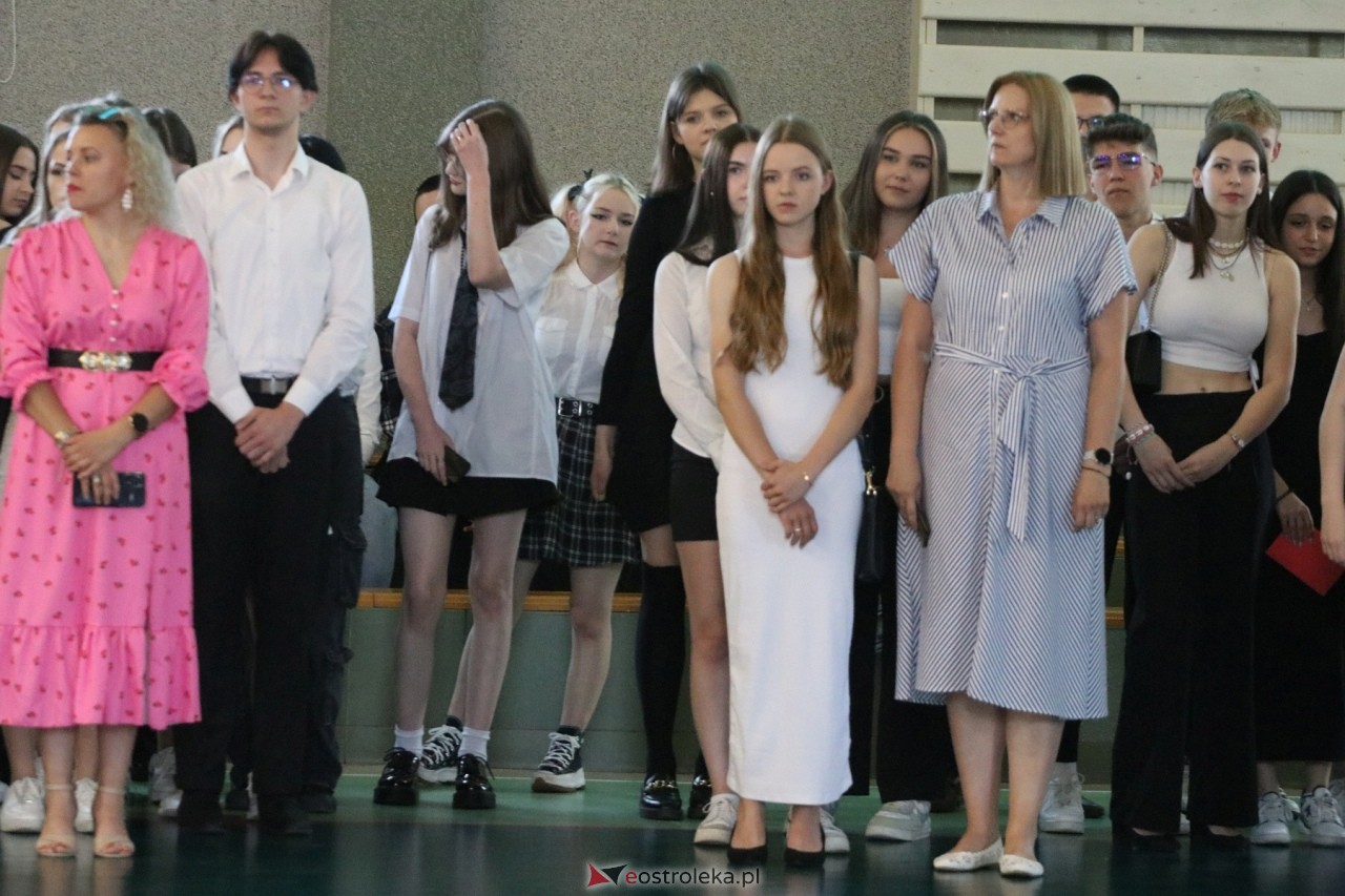 Zakończenie roku szkolnego w III Liceum Ogólnokształcącym w Ostrołęce [21.06.2024] - zdjęcie #92 - eOstroleka.pl