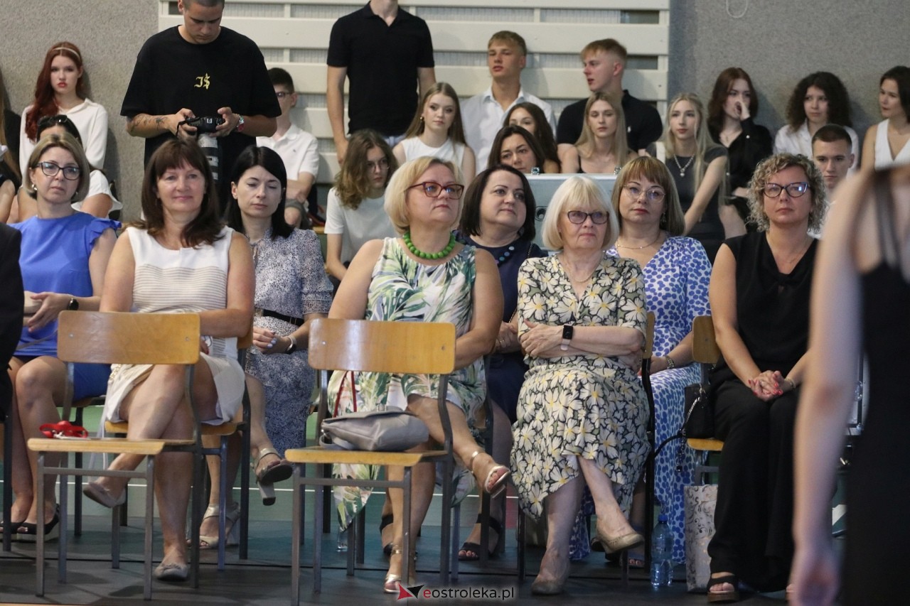 Zakończenie roku szkolnego w III Liceum Ogólnokształcącym w Ostrołęce [21.06.2024] - zdjęcie #90 - eOstroleka.pl
