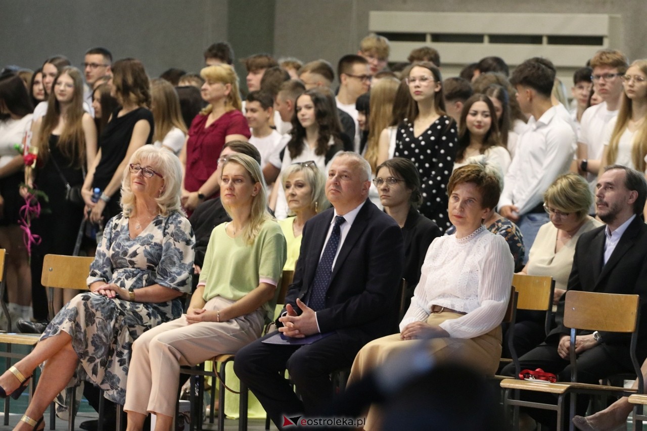 Zakończenie roku szkolnego w III Liceum Ogólnokształcącym w Ostrołęce [21.06.2024] - zdjęcie #86 - eOstroleka.pl