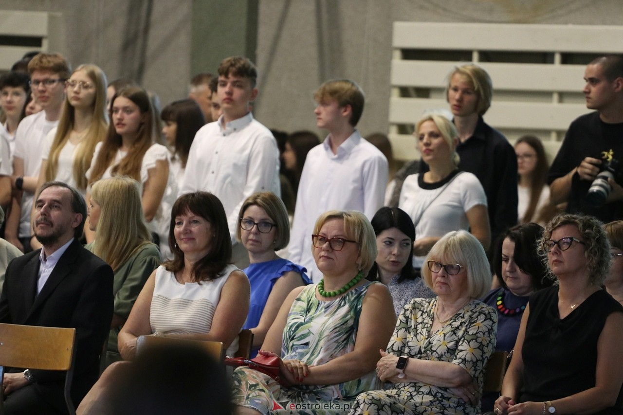 Zakończenie roku szkolnego w III Liceum Ogólnokształcącym w Ostrołęce [21.06.2024] - zdjęcie #85 - eOstroleka.pl