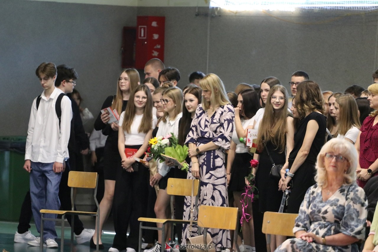 Zakończenie roku szkolnego w III Liceum Ogólnokształcącym w Ostrołęce [21.06.2024] - zdjęcie #84 - eOstroleka.pl