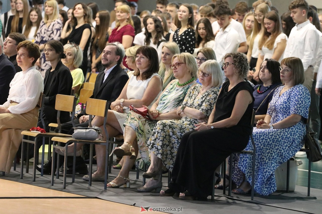 Zakończenie roku szkolnego w III Liceum Ogólnokształcącym w Ostrołęce [21.06.2024] - zdjęcie #76 - eOstroleka.pl