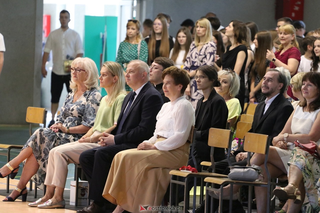 Zakończenie roku szkolnego w III Liceum Ogólnokształcącym w Ostrołęce [21.06.2024] - zdjęcie #75 - eOstroleka.pl