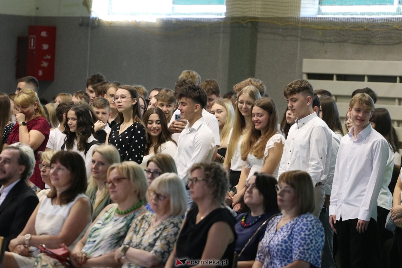 Zakończenie roku szkolnego w III Liceum Ogólnokształcącym w Ostrołęce [21.06.2024] - zdjęcie #74 - eOstroleka.pl