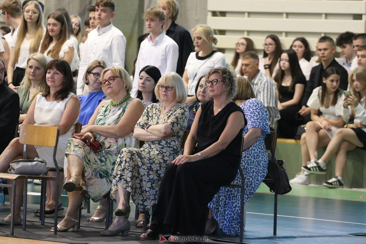 Zakończenie roku szkolnego w III Liceum Ogólnokształcącym w Ostrołęce [21.06.2024] - zdjęcie #70 - eOstroleka.pl
