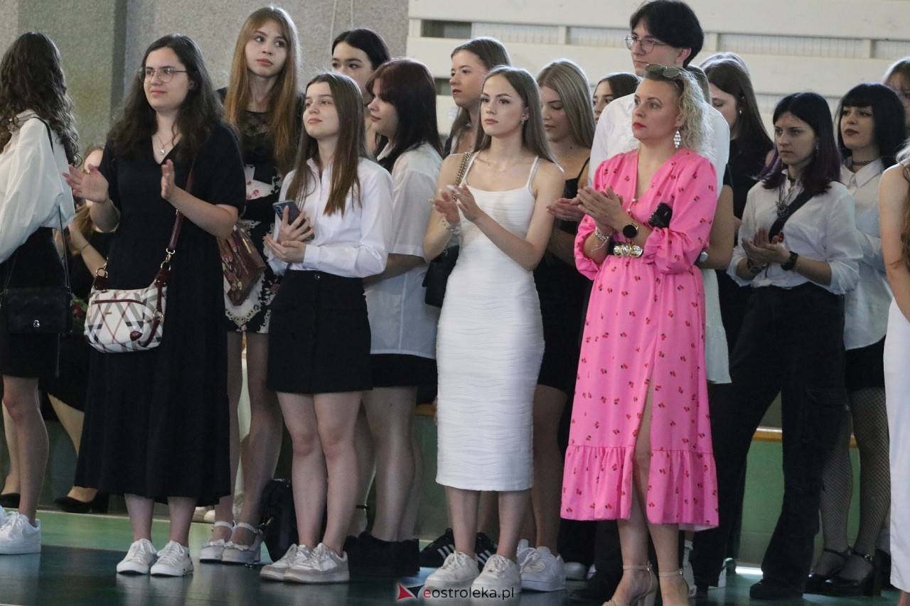 Zakończenie roku szkolnego w III Liceum Ogólnokształcącym w Ostrołęce [21.06.2024] - zdjęcie #69 - eOstroleka.pl