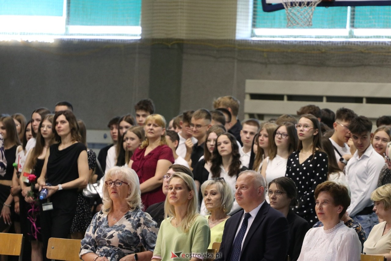 Zakończenie roku szkolnego w III Liceum Ogólnokształcącym w Ostrołęce [21.06.2024] - zdjęcie #66 - eOstroleka.pl