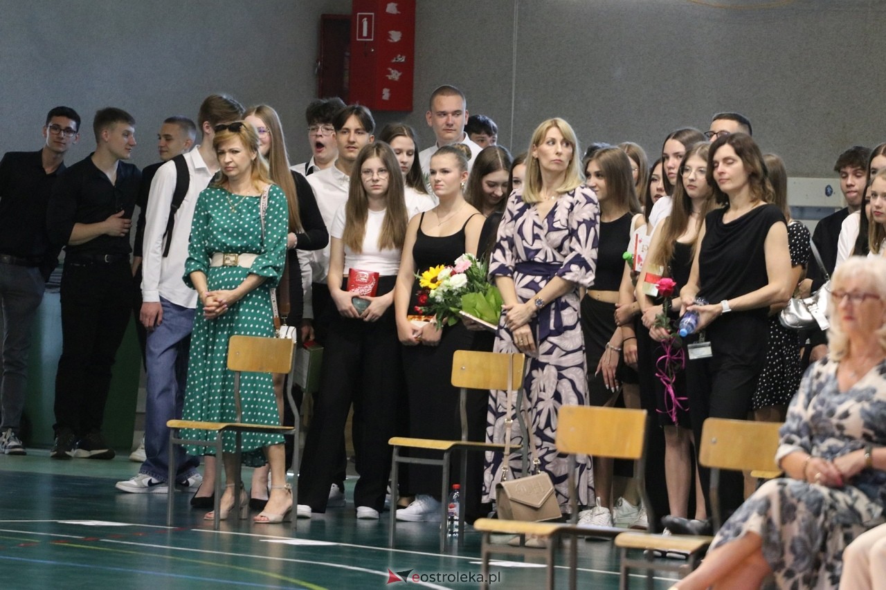 Zakończenie roku szkolnego w III Liceum Ogólnokształcącym w Ostrołęce [21.06.2024] - zdjęcie #65 - eOstroleka.pl