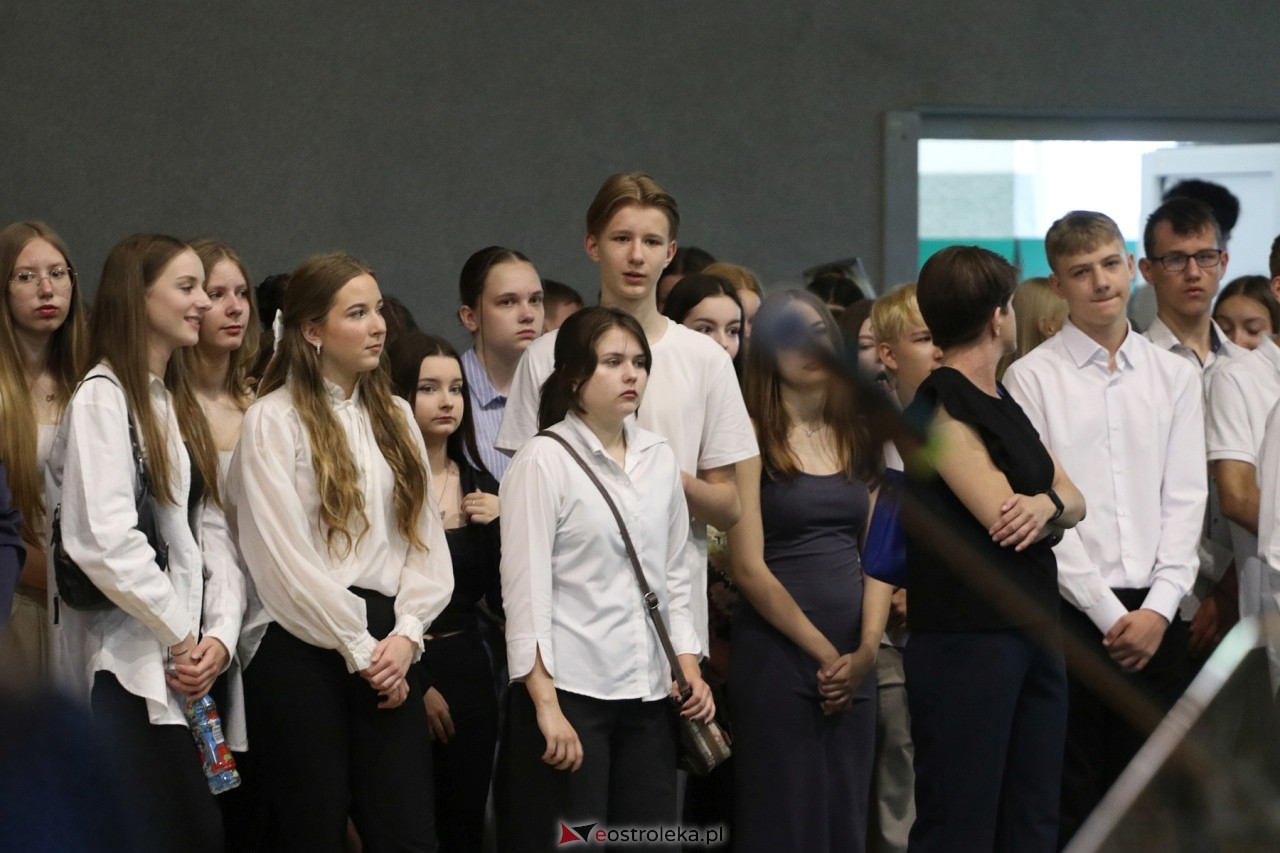 Zakończenie roku szkolnego w III Liceum Ogólnokształcącym w Ostrołęce [21.06.2024] - zdjęcie #64 - eOstroleka.pl