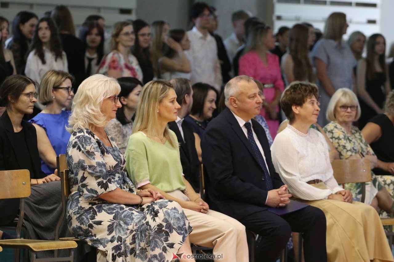 Zakończenie roku szkolnego w III Liceum Ogólnokształcącym w Ostrołęce [21.06.2024] - zdjęcie #61 - eOstroleka.pl
