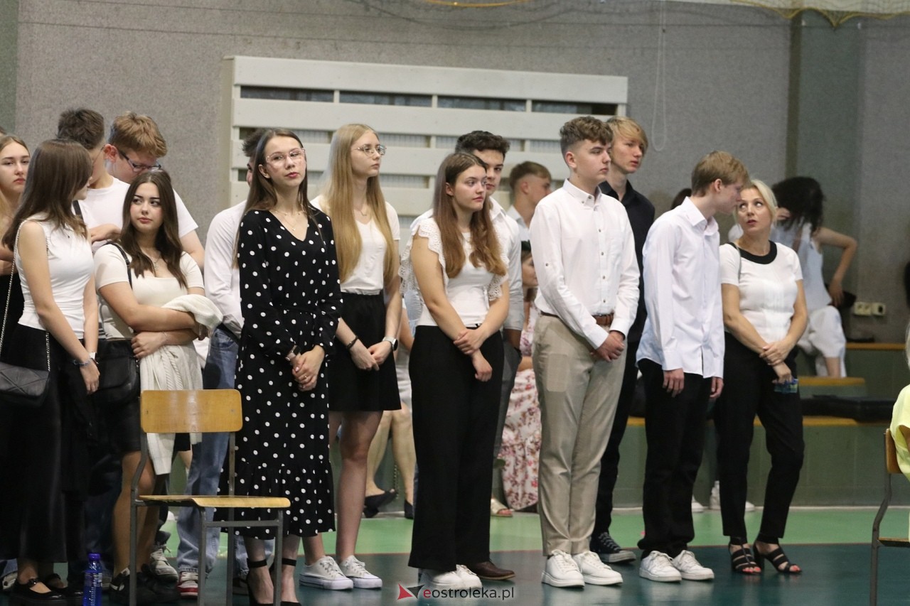 Zakończenie roku szkolnego w III Liceum Ogólnokształcącym w Ostrołęce [21.06.2024] - zdjęcie #58 - eOstroleka.pl