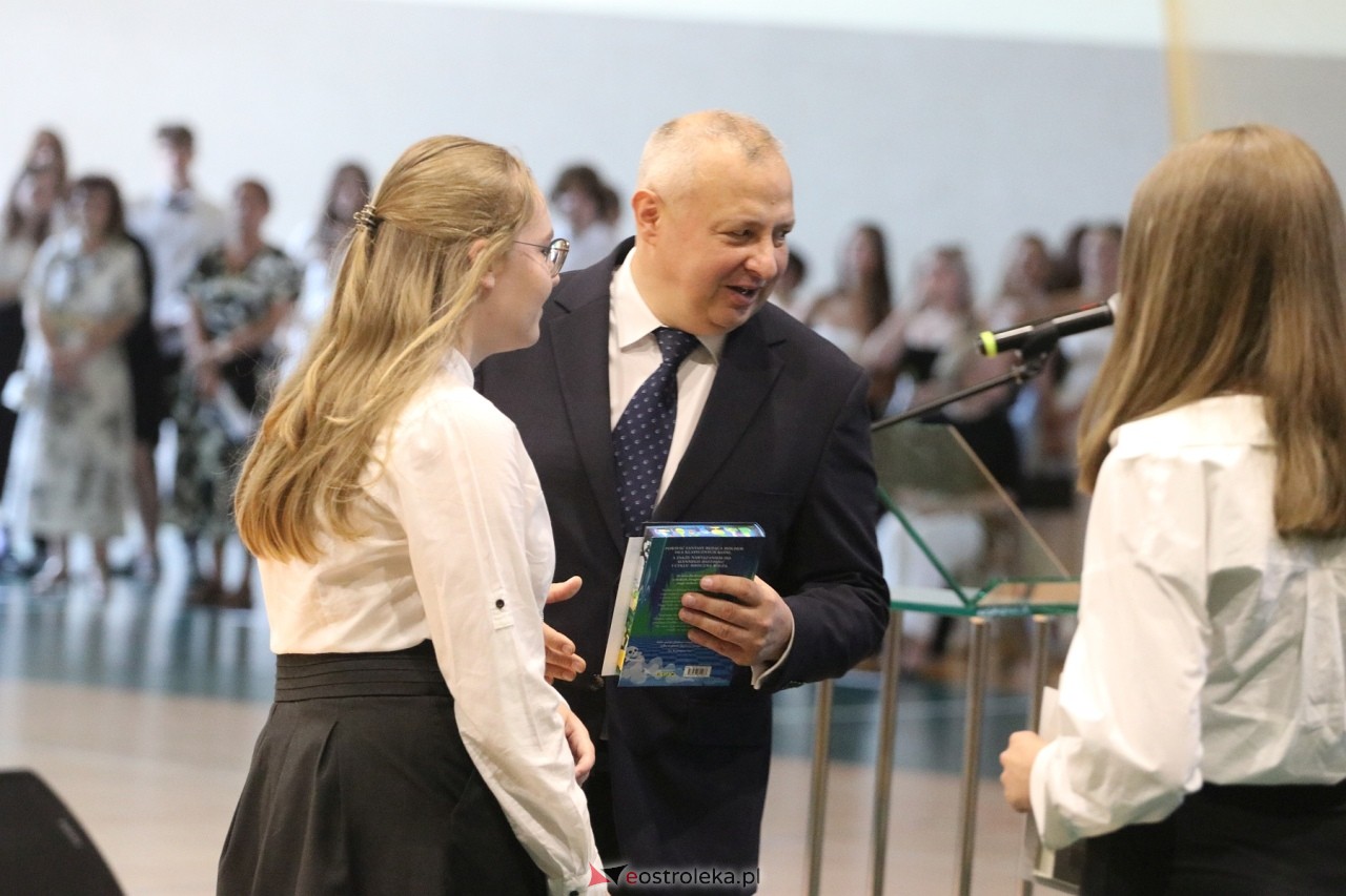 Zakończenie roku szkolnego w III Liceum Ogólnokształcącym w Ostrołęce [21.06.2024] - zdjęcie #49 - eOstroleka.pl
