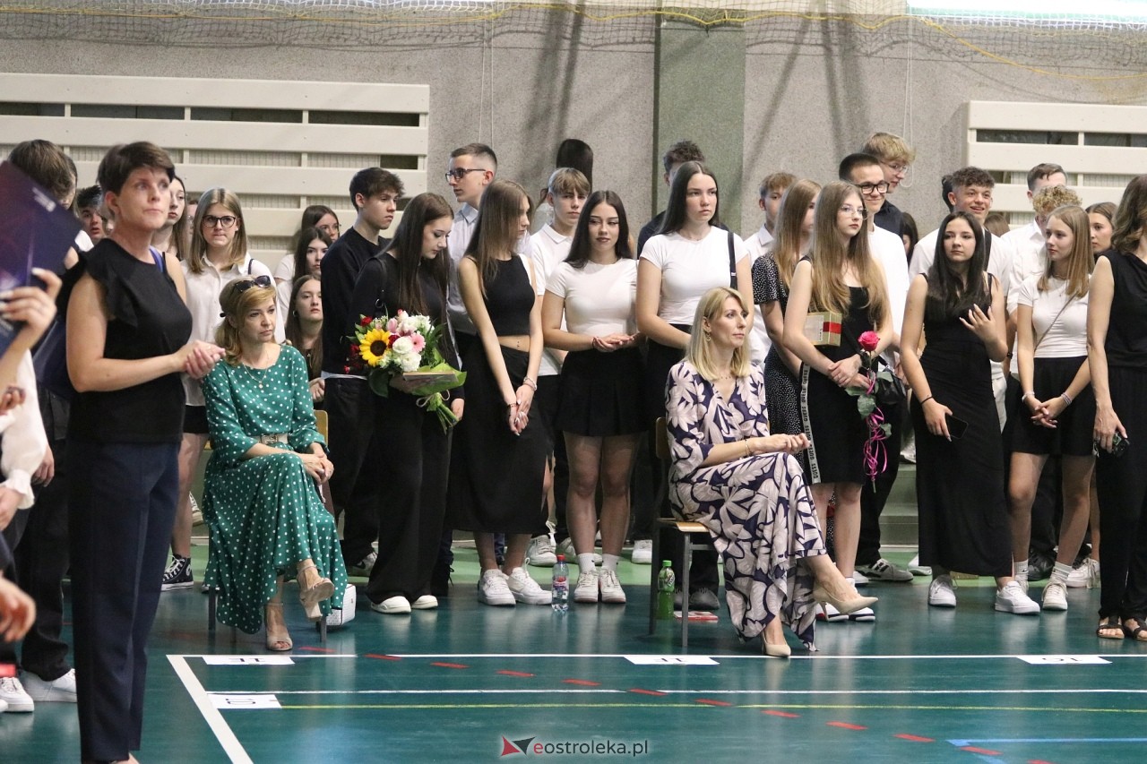 Zakończenie roku szkolnego w III Liceum Ogólnokształcącym w Ostrołęce [21.06.2024] - zdjęcie #43 - eOstroleka.pl