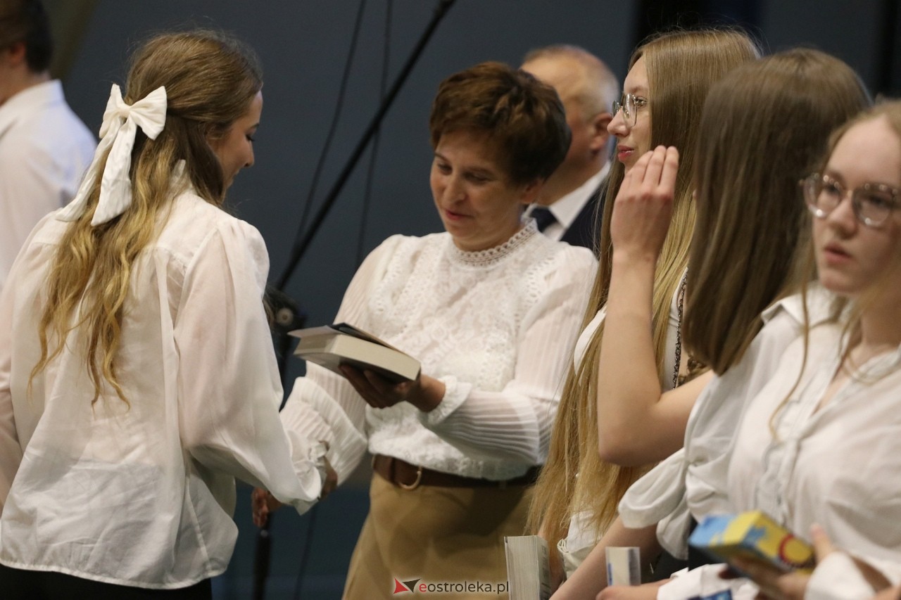 Zakończenie roku szkolnego w III Liceum Ogólnokształcącym w Ostrołęce [21.06.2024] - zdjęcie #41 - eOstroleka.pl