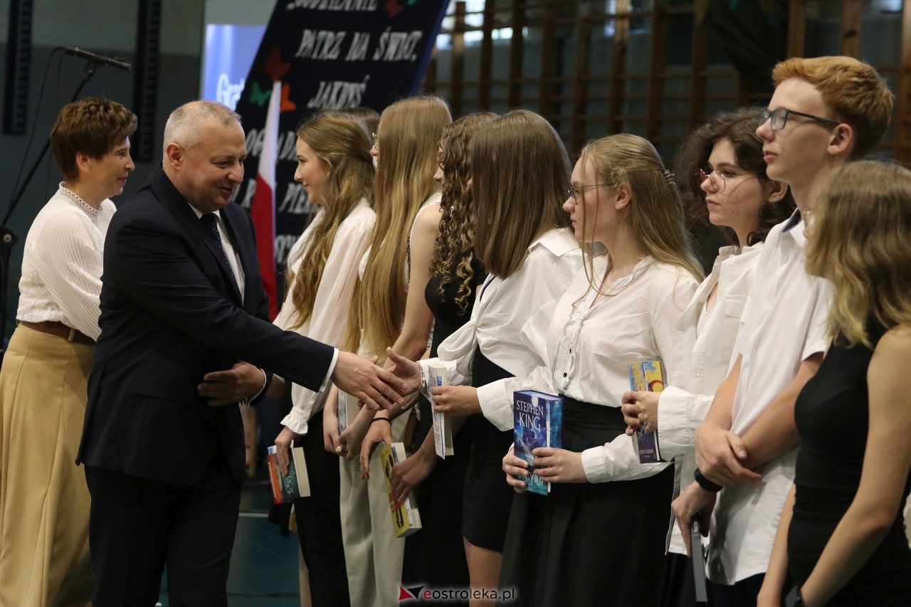 Zakończenie roku szkolnego w III Liceum Ogólnokształcącym w Ostrołęce [21.06.2024] - zdjęcie #39 - eOstroleka.pl