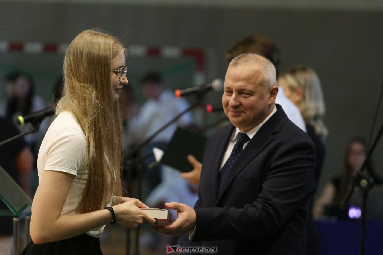 Zakończenie roku szkolnego w III Liceum Ogólnokształcącym w Ostrołęce [21.06.2024] - zdjęcie #28 - eOstroleka.pl