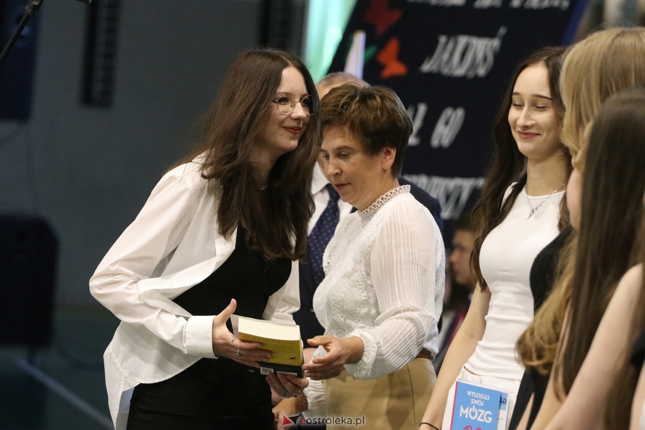 Zakończenie roku szkolnego w III Liceum Ogólnokształcącym w Ostrołęce [21.06.2024] - zdjęcie #13 - eOstroleka.pl
