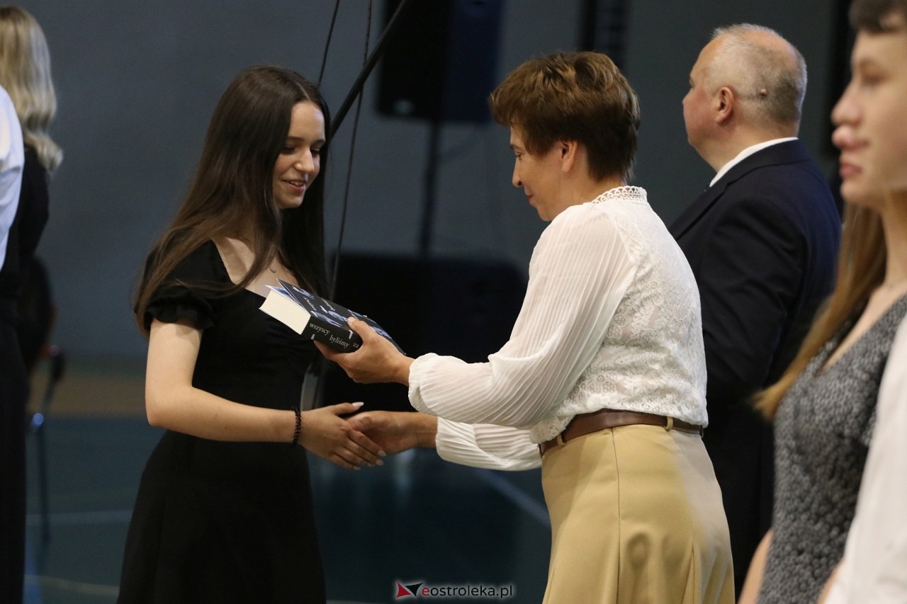 Zakończenie roku szkolnego w III Liceum Ogólnokształcącym w Ostrołęce [21.06.2024] - zdjęcie #9 - eOstroleka.pl