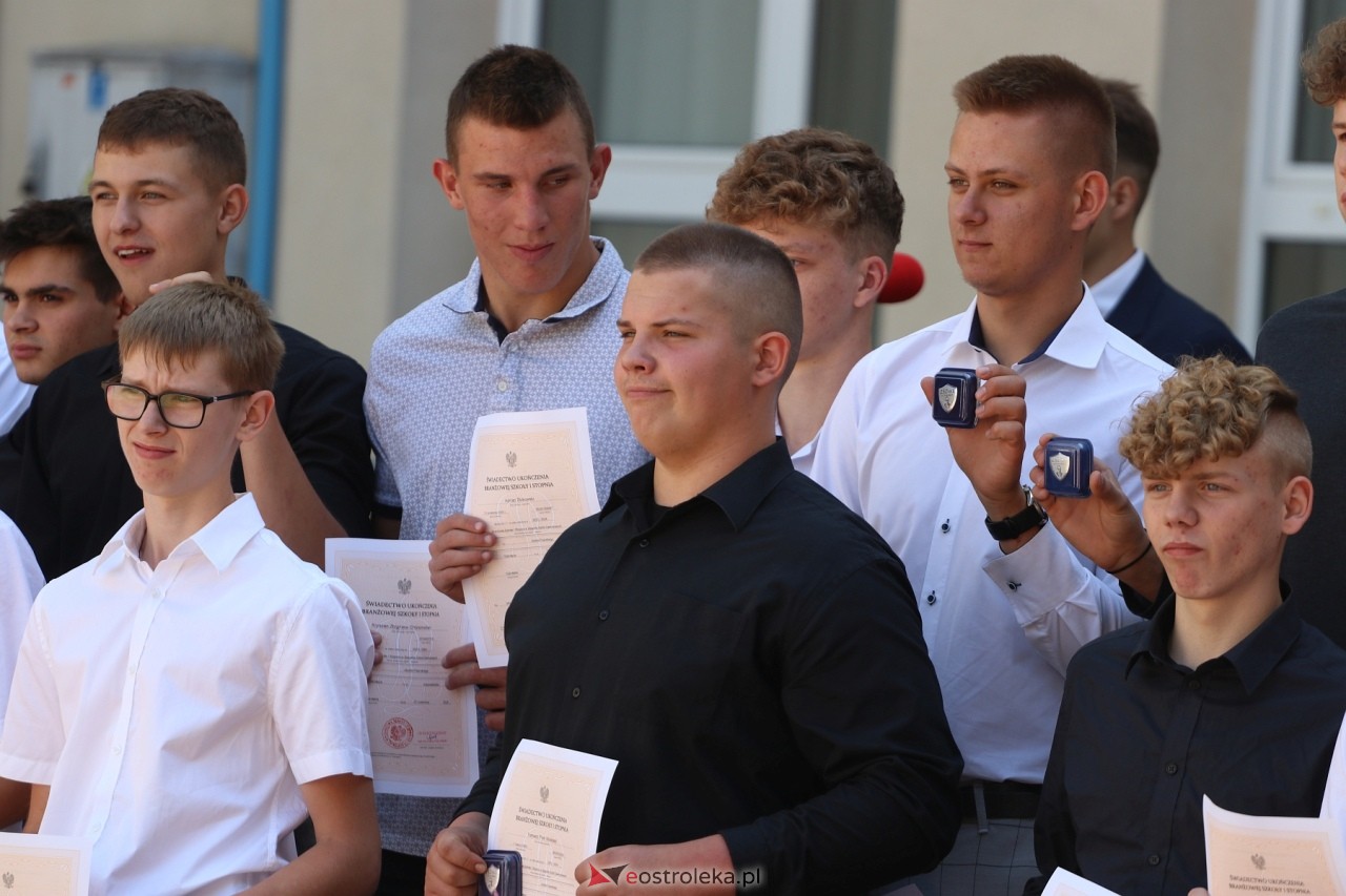 Zakończenie roku szkolnego w Zespole Szkół Zawodowych nr 1 w Ostrołęce [21.06.2024] - zdjęcie #15 - eOstroleka.pl