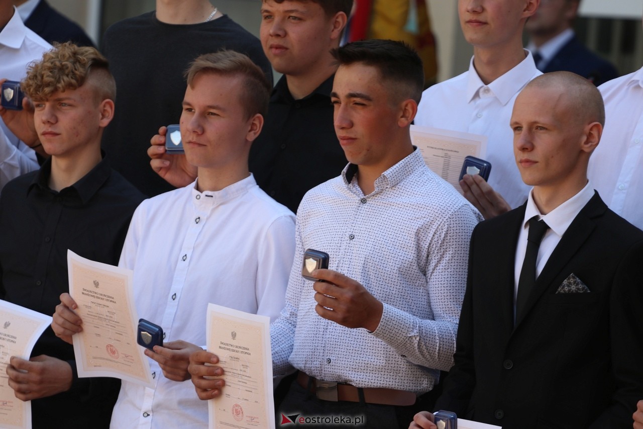 Zakończenie roku szkolnego w Zespole Szkół Zawodowych nr 1 w Ostrołęce [21.06.2024] - zdjęcie #13 - eOstroleka.pl