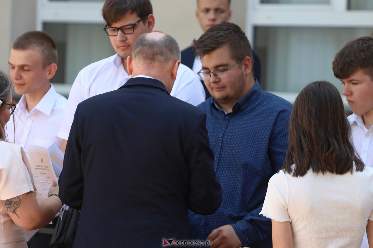 Zakończenie roku szkolnego w Zespole Szkół Zawodowych nr 1 w Ostrołęce [21.06.2024] - zdjęcie #4 - eOstroleka.pl