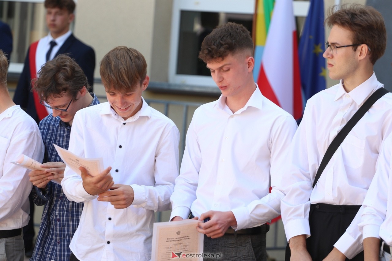 Zakończenie roku szkolnego w Zespole Szkół Zawodowych nr 1 w Ostrołęce [21.06.2024] - zdjęcie #3 - eOstroleka.pl